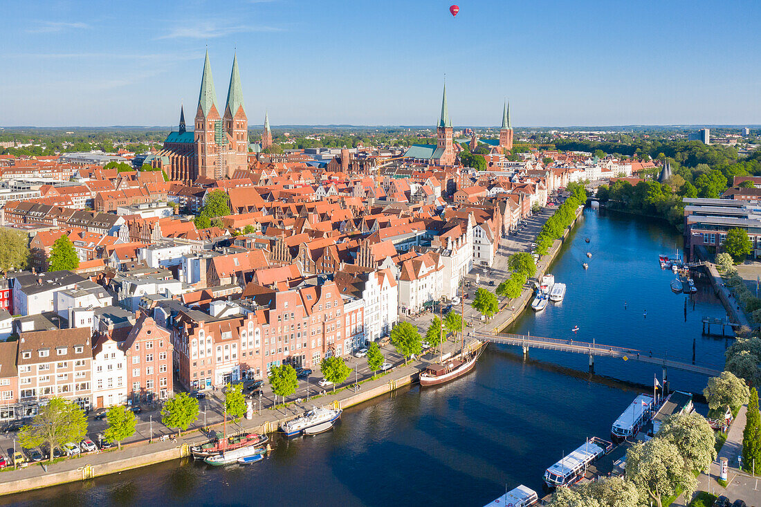 Blick auf die Altsadt und Kirchen von Luebeck, Hansestadt Lübeck, Schleswig-Holstein, Deutschland