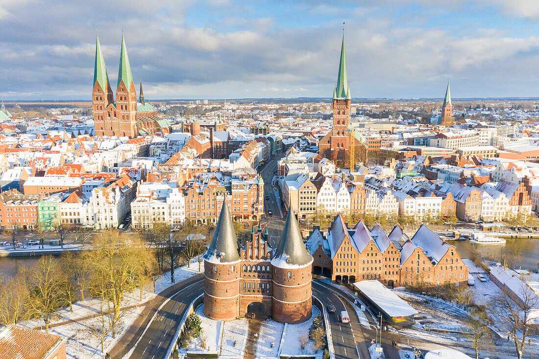 Blick auf das Holstentor und Kirchen von Luebeck, Hansestadt Lübeck, Schleswig-Holstein, Deutschland