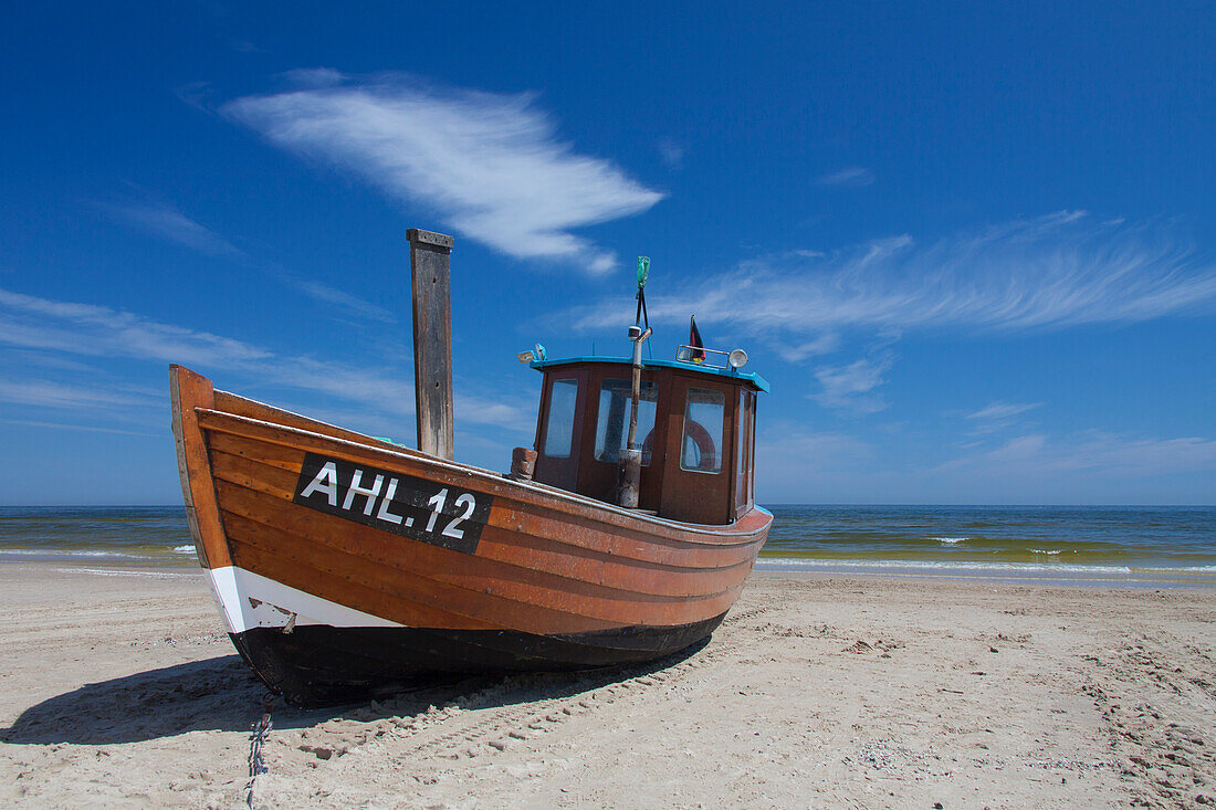 Fischerboot am Strand von Ahlbeck, Insel Usedom, Mecklenburg-Vorpommern, Deutschland