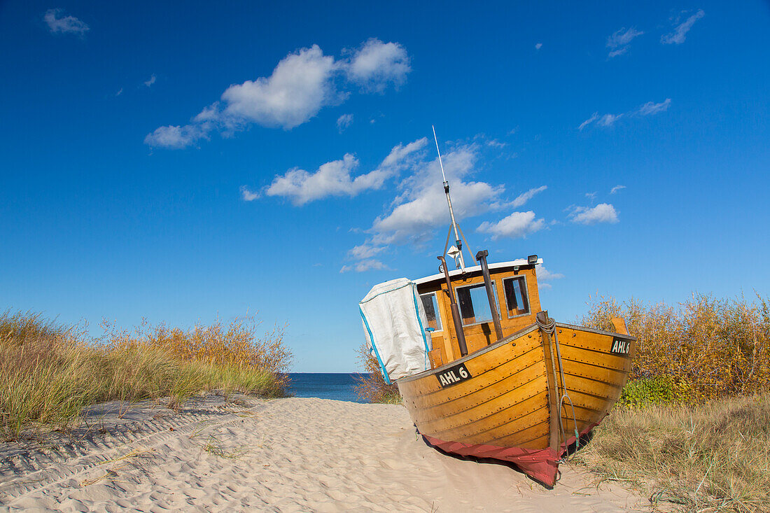 Fischerboot am Strand von Ahlbeck, Insel Usedom, Mecklenburg-Vorpommern, Deutschland