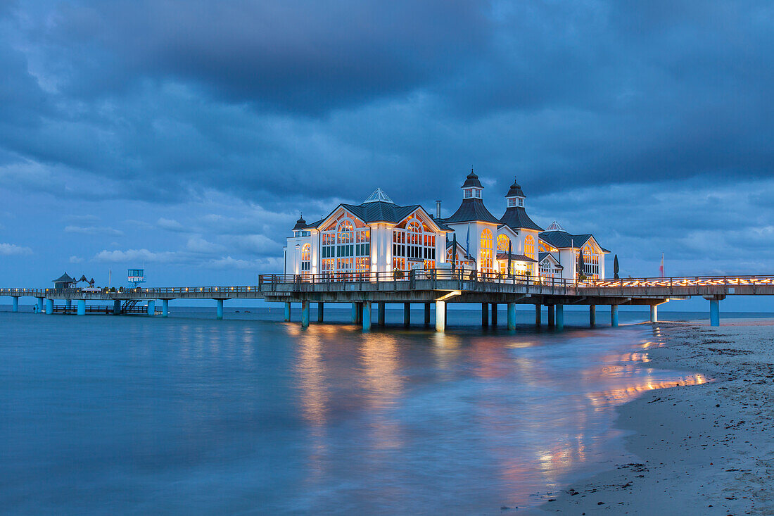 Seebrücke Sellin im Abendlicht, Insel Rügen, Ostsee, Mecklenburg-Vorpommern, Deutschland