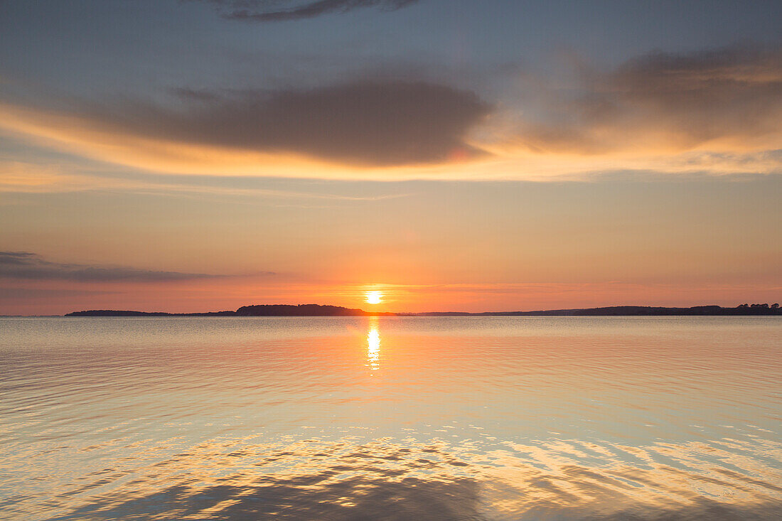 Sonnenuntergang über der Ostsee, Insel Rügen, Mecklenburg-Vorpommern, Deutschland