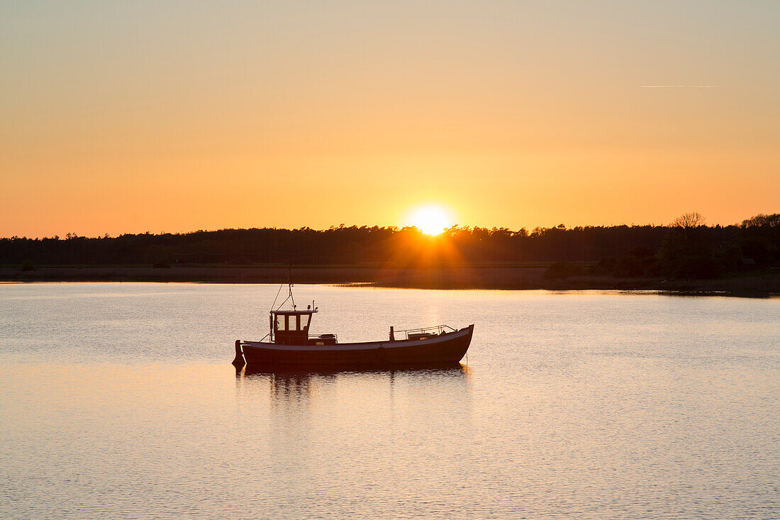 Fischerboot bei Sonnenuntergang, Insel Ummanz, Insel Rügen, Mecklenburg-Vorpommern, Deutschland