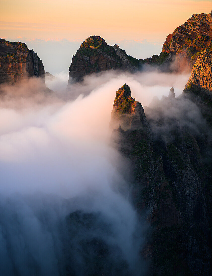 Nebelschwaden am Pico Arieiro, Madeira, Portugal