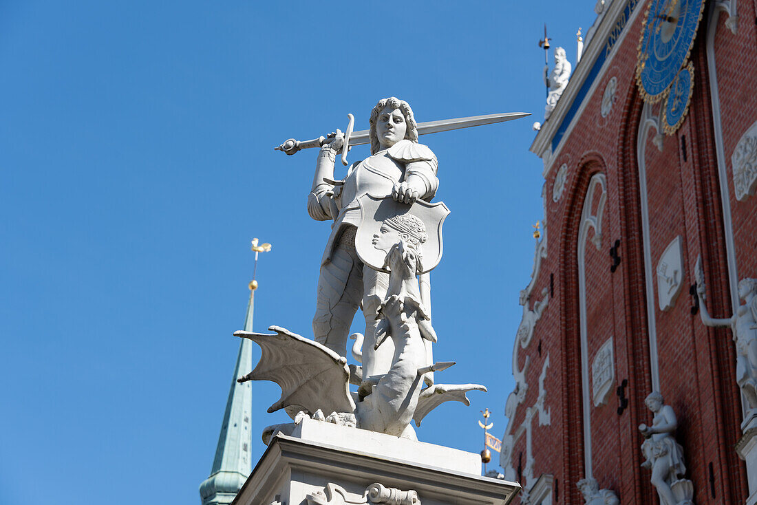 Heiliger Georg, steht auf der Fassade des Schwarzhäupterhauses, Riga, Lettland