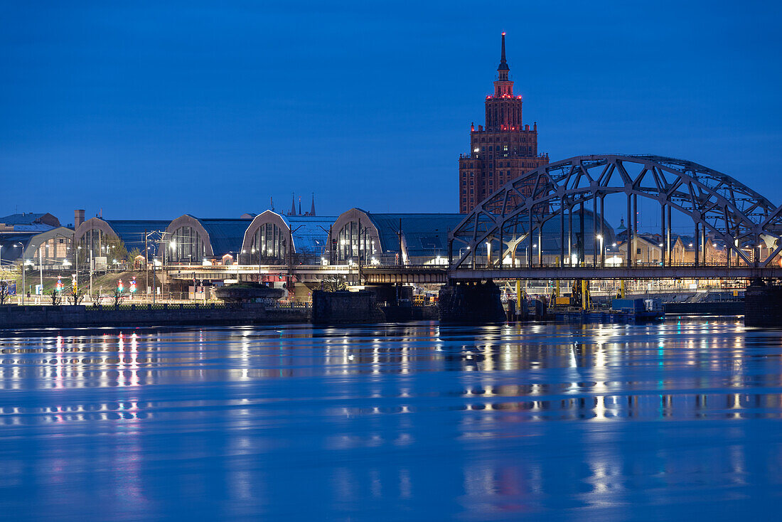 Akademie der Wissenschaften, Stalinbau in der Moskauer Vorstadt, davor die Hallen des Zentralmarktes, Eisenbahnbrücke über die Daugava, Riga, Lettland