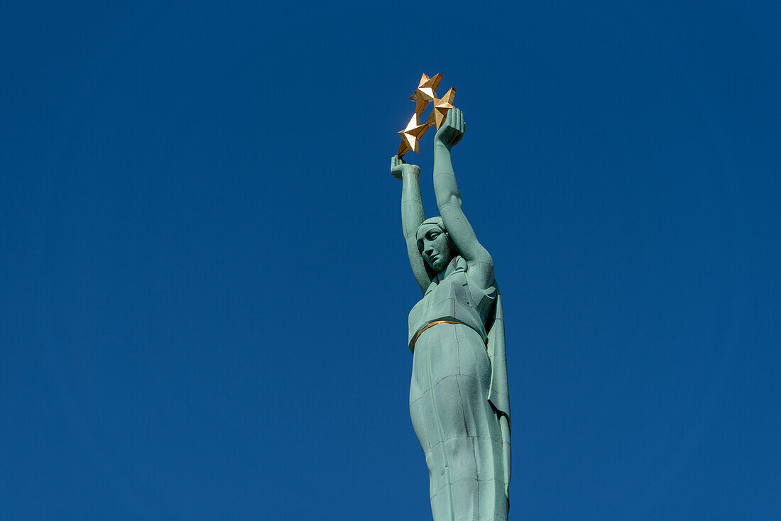 Freiheitsdenkmal, zeigt Milda, die drei goldene Sterne hält, Riga, Lettland