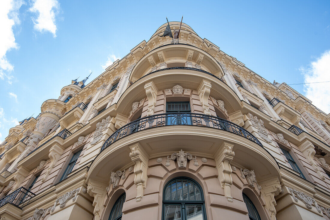 Fassade eines von Michael Eisenstein gestalteten Jugendstilgebäudes in der Alberta iela 13, Gebäude dieser Straße gehören zum Unesco-Welterbe, Riga, Lettland