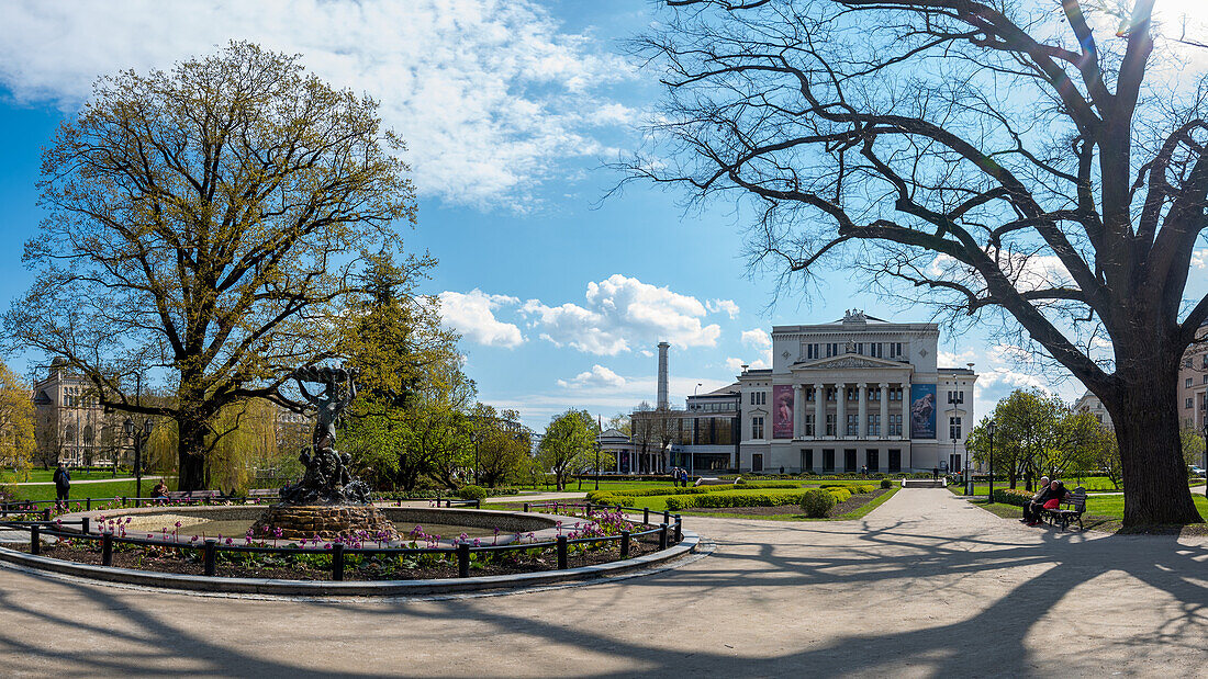 Nationaloper, lettische Nationaloper, historischer Springbrunnen, Riga, Lettland