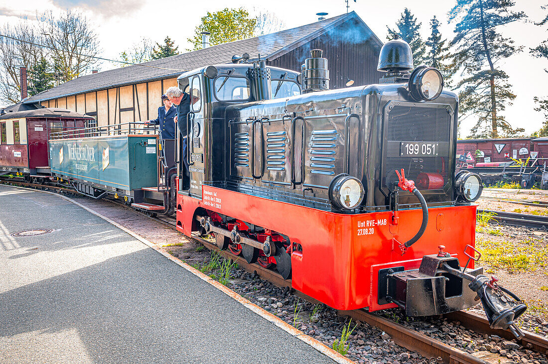 Alte Diesellok aus dem Museum in Schönheide in Sachsen bereitet sich auf seine Fahrt vor, Schönheide, Sachsen, Deutschland