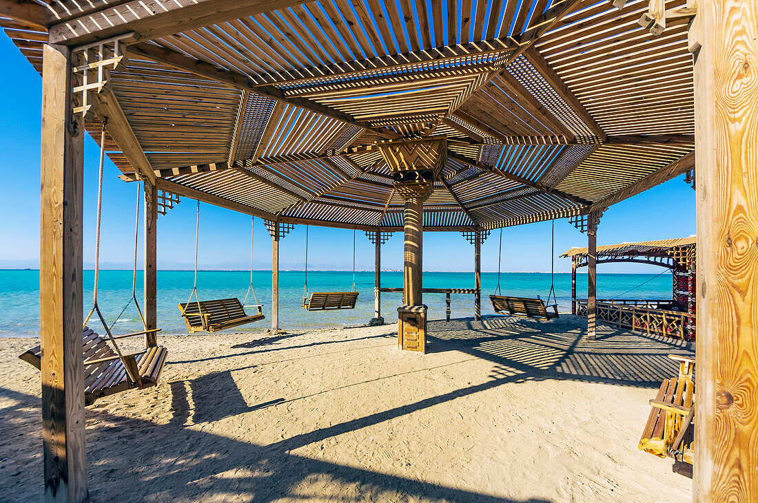 Ägypten, Rotes Meer, bei Hurghada, Insel Giftun, Strand in der Orange Bay mit Hängeschaukeln am Wasser