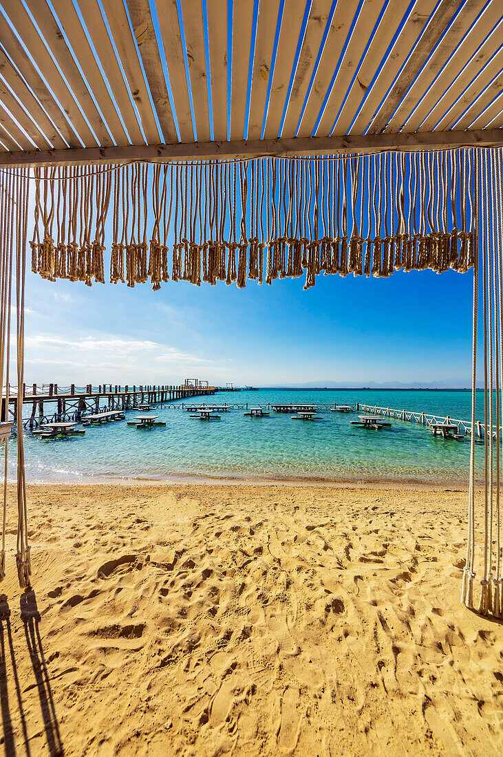 Ägypten, Rotes Meer, bei Hurghada, Insel Giftun, Blick auf den Strand in der Orange Bay, Tische im Wasser stehend