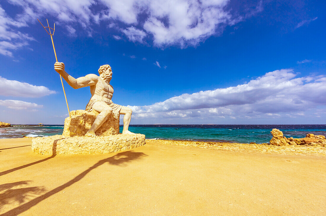 Strandabschnitt mit Poseidon Figur, Bucht Sahl Hashish in der Nähe von Hurghada, Rotes Meer, Ägypten