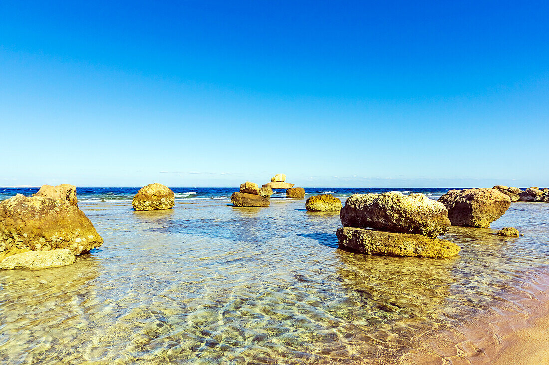 Felsen im Wasser, Bucht Sahl Hashish in der Nähe von Hurghada, Rotes Meer, Ägypten