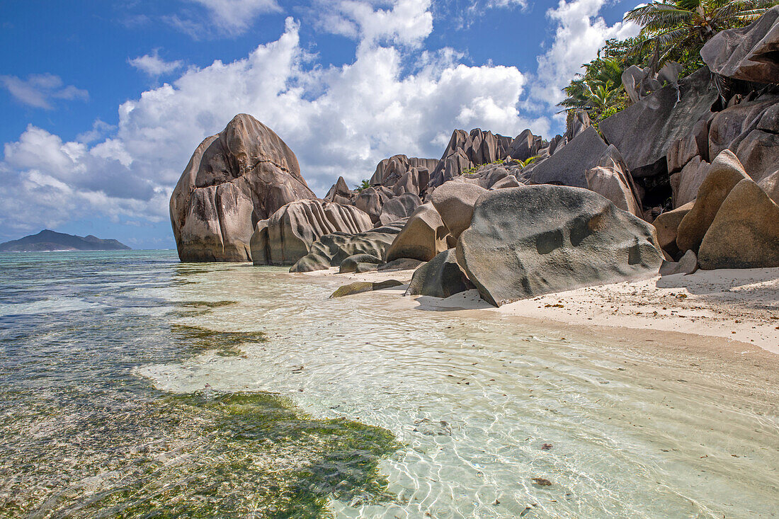  Mighty granite rocks on the dream beach Anse Source d&#39;Argent, La Digue, Seychelles, Indian Ocean, Africa 