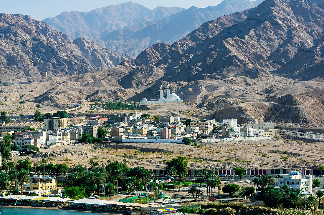 Blick auf die Sheikh-Zayed-Moschee und die Stadt am Golf von Akaba, Akaba am Roten Meer, Jordanien, Arabische Halbinsel, Vorderasien