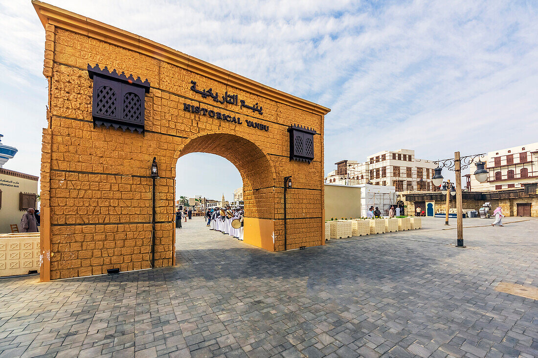 Eingangstor zum historischen Teil in der Altstadt in Yanbuʿ al-Bahr, Yanbu, Yambo, oder Yenbo, Hafen am Roten Meer, Provinz Medina, Saudi Arabien, Arabische Halbinsel