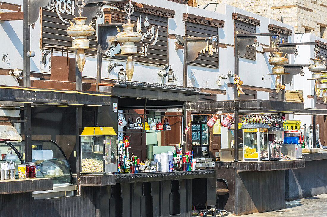 Geschäfte und Verkaufsstände im historischem Viertel in der Altstadt Yanbuʿ al-Bahr, Yanbu, Yambo, oder Yenbo, Hafen am Roten Meer, Provinz Medina, Saudi Arabien