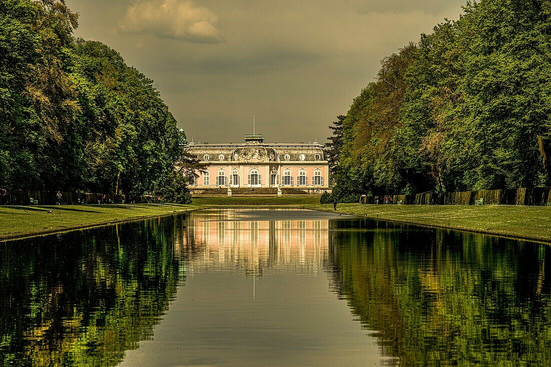  View over the Spiegelweiher to Benrath Castle, Düsseldorf, NRW, Germany 