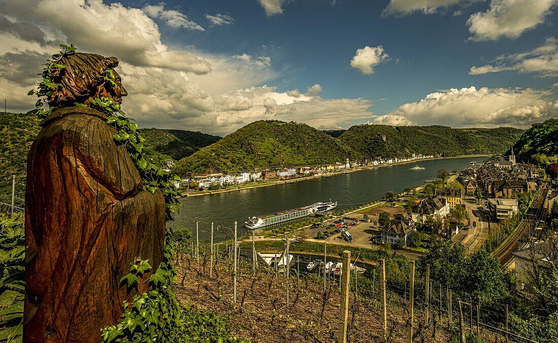  Statue of Saint Goar, view of St.Goar and St. Goarshausen in the Rhine Valley, Upper Middle Rhine Valley, Rhineland-Palatinate, Germany 