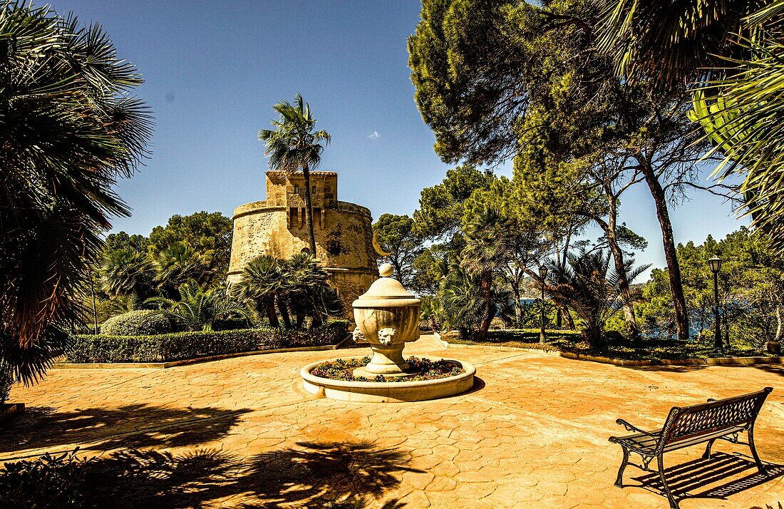 Spätmittelalterlicher Wehrturm der Burg Punta d'es Castellot im Garten der Seniorenresidenz Es Castellot, Santa Ponca, Mallorca, Spanien