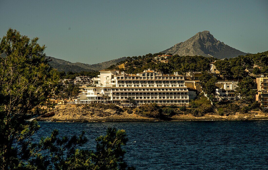 Blick über die Bucht von Santa Ponca auf das Grandhotel Sentido Fido Punta del Mar an der Costa de la Calma, im Hintergrund das Tramuntana-Gebirge, Santa Ponca, Mallorca, Spanien