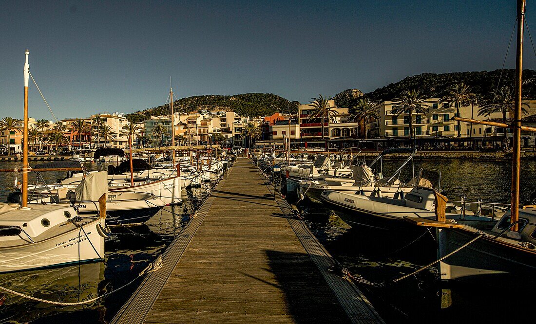 Bootssteg mit Jachten, Seepromenade von Port d´Andratx, Mallorca, Spanien