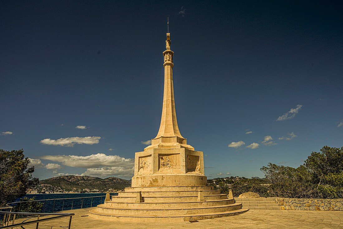 Cruz del Descubrimiento zur Erinnerung an die Landung von Jaume I. 1229, im Hintergrund die Costa de la Calma und das Tramuntana-Gebirge, Santa Ponca, Mallorca, Spanien