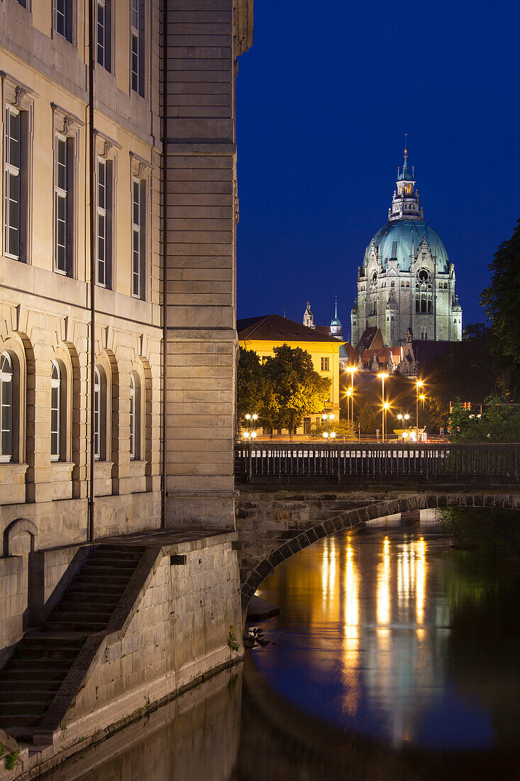 Leineschloss, Niedersaechsische Landtag, klassizistische Schlossanlage, neues Rathaus, Abendstimmung, Hannover, Niedersachsen, Deutschland