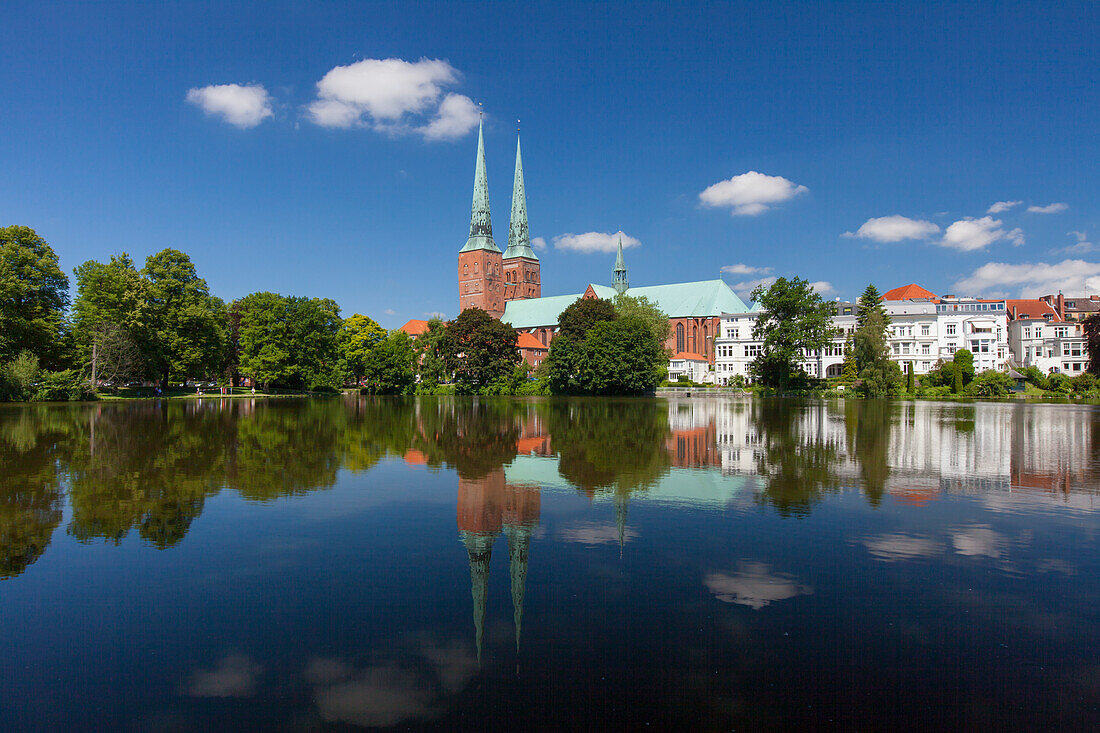Dom-Kirche spiegelt sich im Mühlenteich, Hansestadt Lübeck, Schleswig-Holstein, Deutschland