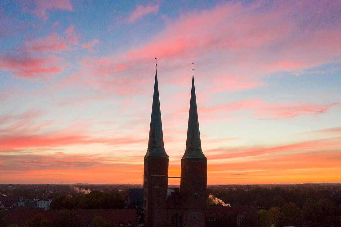 Dom-Kirche zu Sonnenaufgang, Hansestadt Lübeck, Schleswig-Holstein, Deutschland