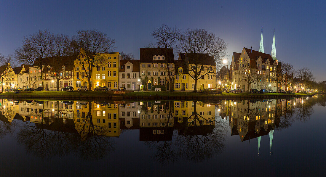  Old town houses on the Obertrave in the evening, Hanseatic City of Luebeck, Schleswig-Holstein, Germany 