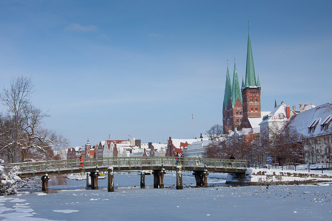  Obertrave, old town houses, St. Mary&#39;s Church, St. Petri Church, winter, Hanseatic City of Luebeck, Schleswig-Holstein, Germany 