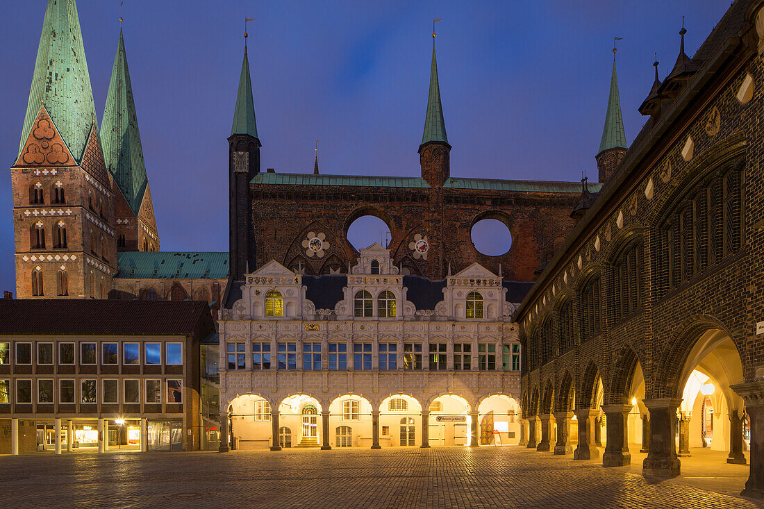 Rathausmarkt bei Nacht, Hansestadt Lübeck, Schleswig-Holstein, Deutschland