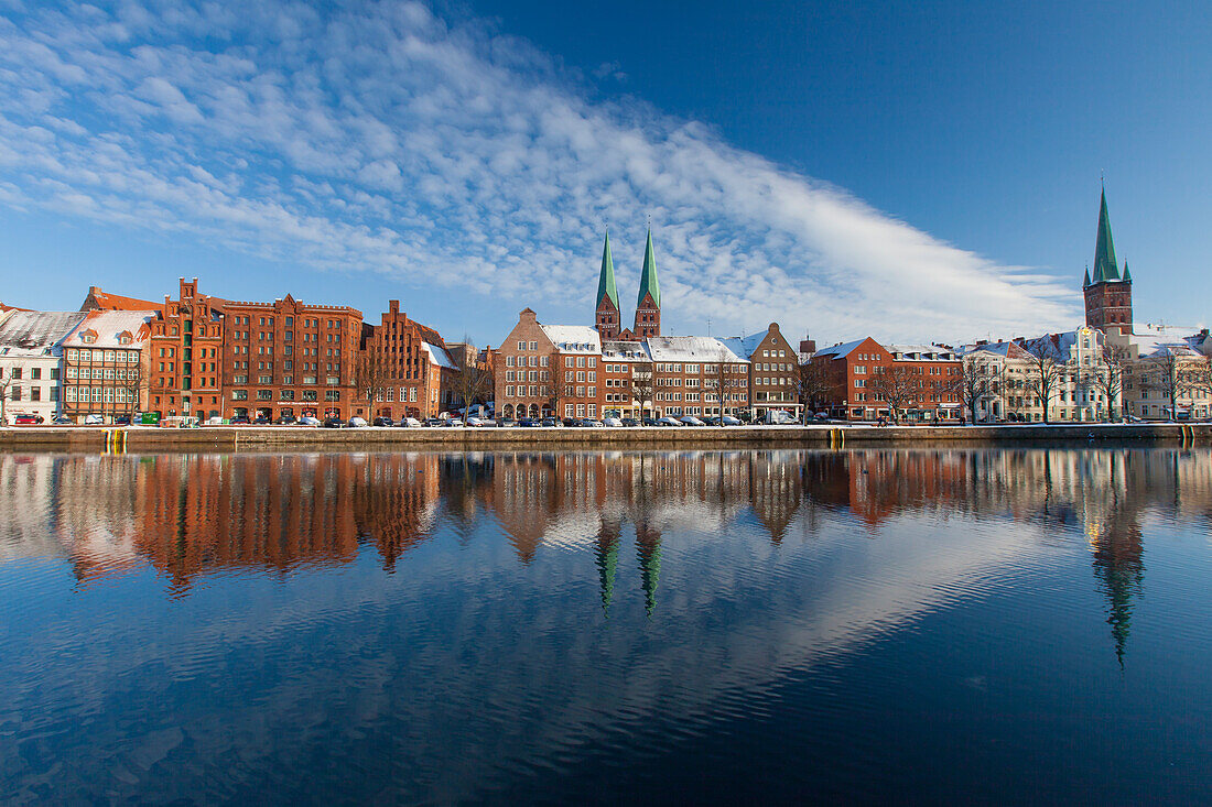 St.Marien-Kirche und Altstadthäuser an der Untertrave, Hansestadt Lübeck, Schleswig-Holstein, Deutschland