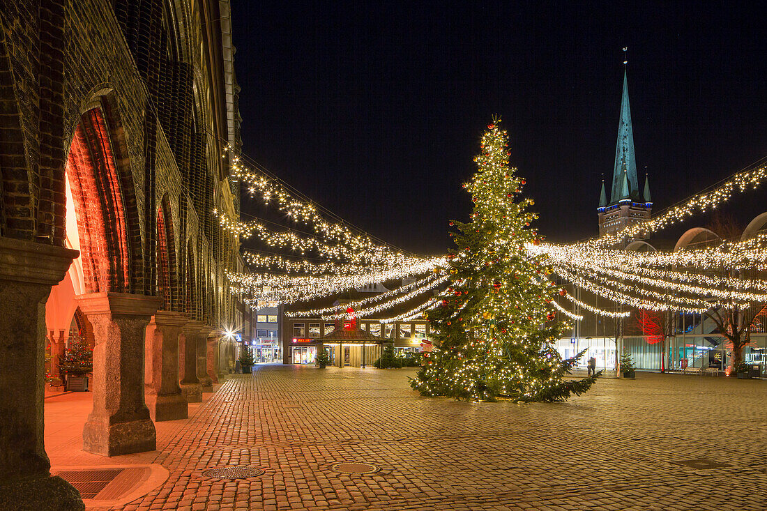  View over the Christmas market at St. Petri, Hanseatic City of Luebeck, UNESCO World Heritage Site, Schleswig-Holstein, Germany 