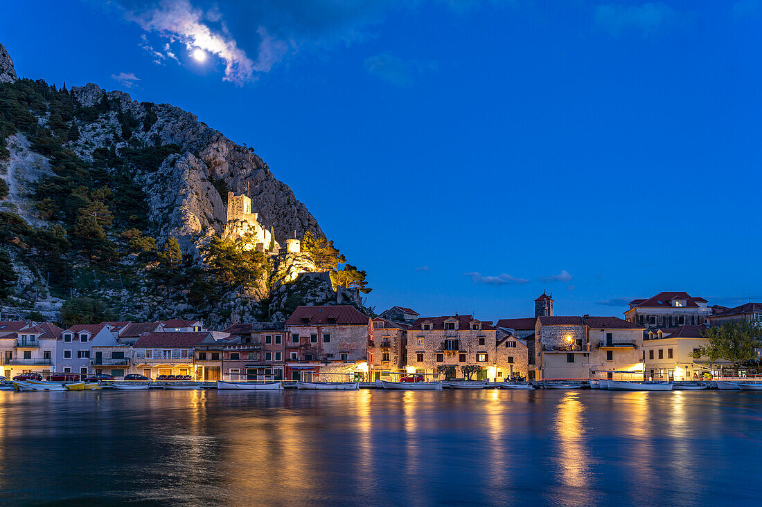 Die Altstadt von Omis am Fluss Cetina mit der Ruine der Festung Mirabella oder Peovica in der Abenddämmerung, Kroatien, Europa 