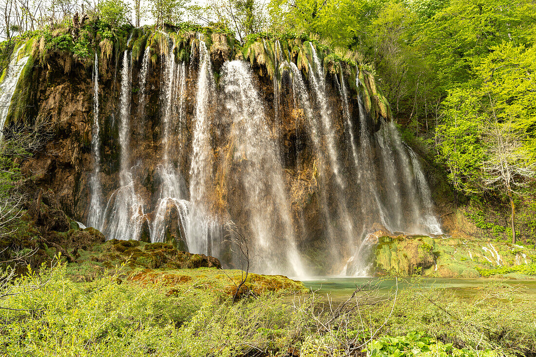 Der Wasserfall Veliki Prstavac im Nationalpark Plitvicer Seen, Kroatien, Europa 