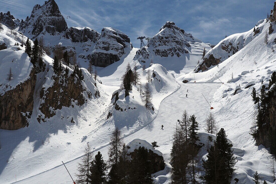 Verschneite Berge und Skigebiet über Arabba, Livinallongo del Col di Lana, Veneto Dolomiten, Provinz Belluno, Italien