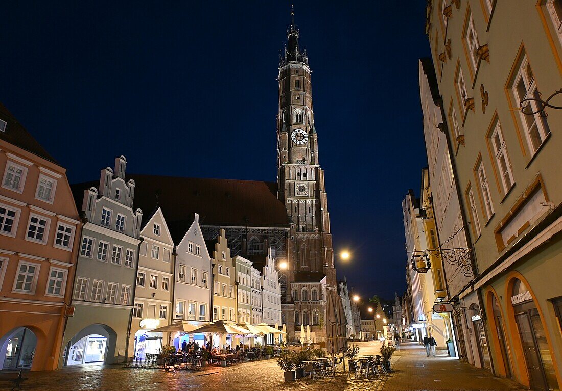  Street Old Town with Martins Church, Landshut an der Isar, Bavaria, Germany 