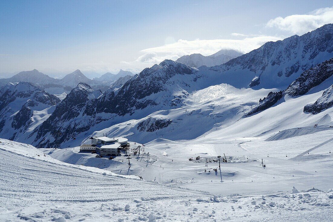 Station Gamsgarten, Liftanlagen und Skifahrer auf Pisten im Gletscherskigebiet, Stubaital, Tirol, Österreich