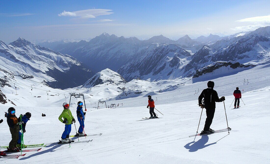 Skifahrer auf Pisten im Gletscherskigebiet, Stubaital, Tirol, Österreich