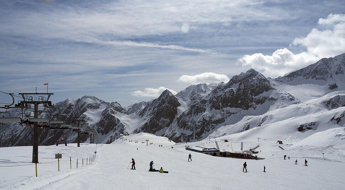 Liftanlagen und Skifahrer auf Pisten im Gletscherskigebiet, Stubaital, Tirol, Österreich