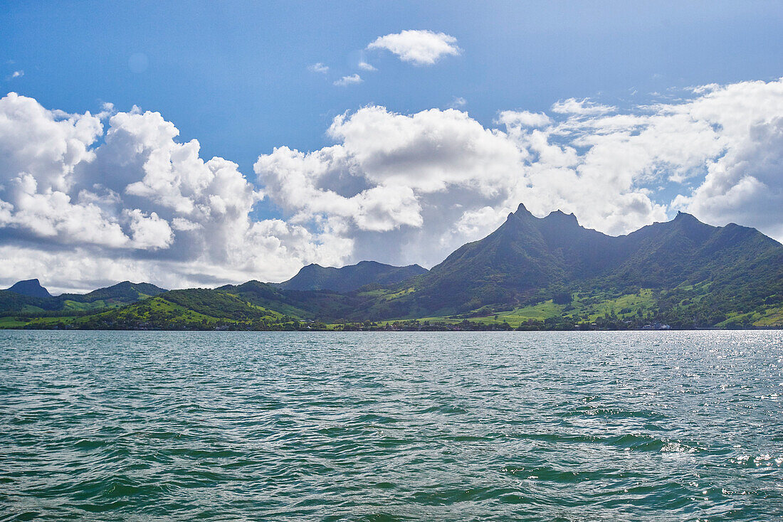 Afrika, Insel Mauritius, Indischer Ozean, Blick auf den Lion Mountain vom Meer