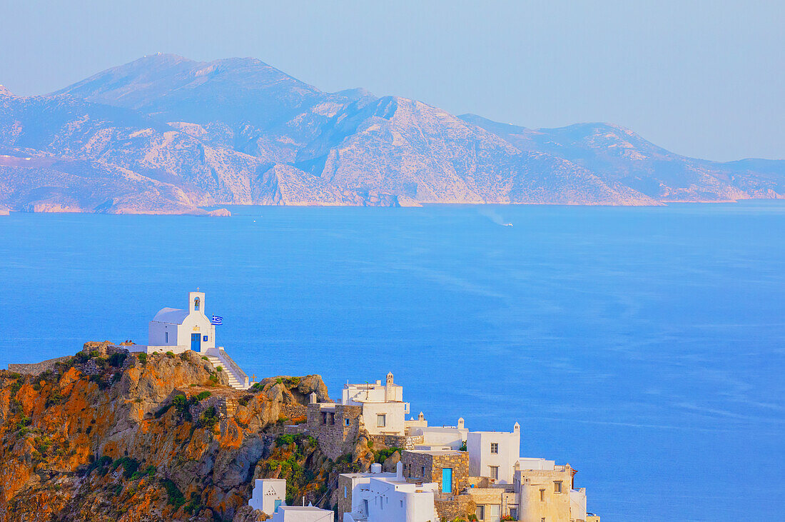  Blick auf die Kapelle Agios Konstantinos, Chora, Insel Serifos, Kykladen, Griechenland 