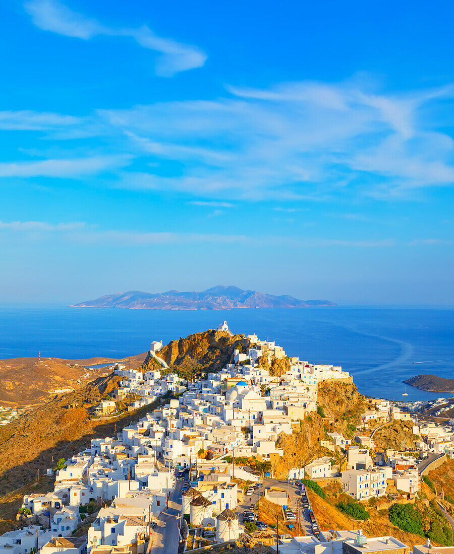  Blick auf das Dorf Chora und die Insel Sifnos in der Ferne, Chora, Insel Serifos, Kykladen, Griechenland 