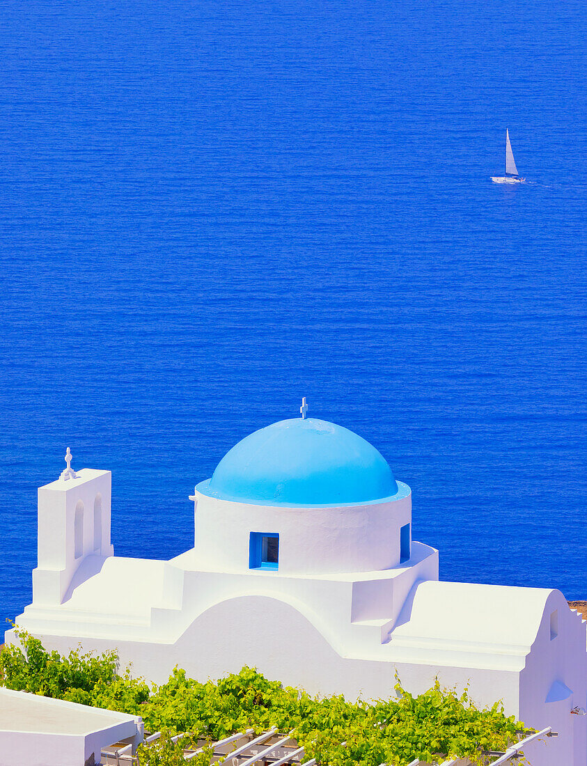  Kirche Panagia Skopiani mit Blick auf die Bucht von Platis Gialos, Insel Serifos, Kykladen, Griechenland 