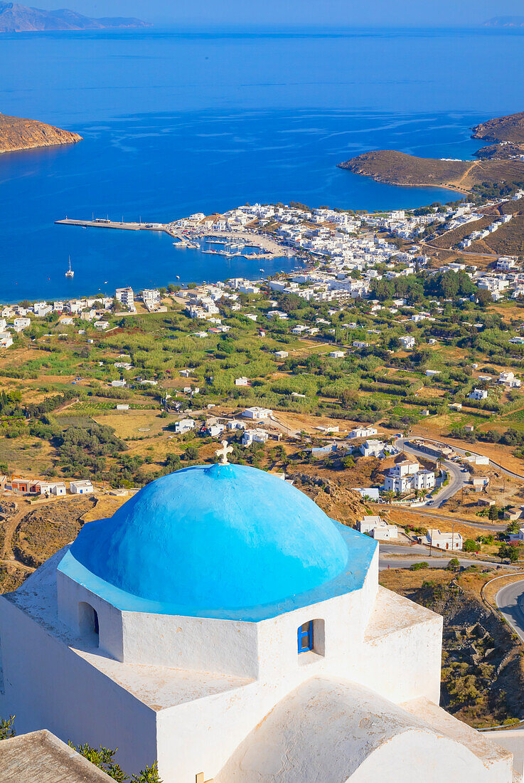  Blick auf die Bucht von Livadi vom Gipfel des Dorfes Chora, Chora, Insel Serifos, Kykladen, Griechenland 