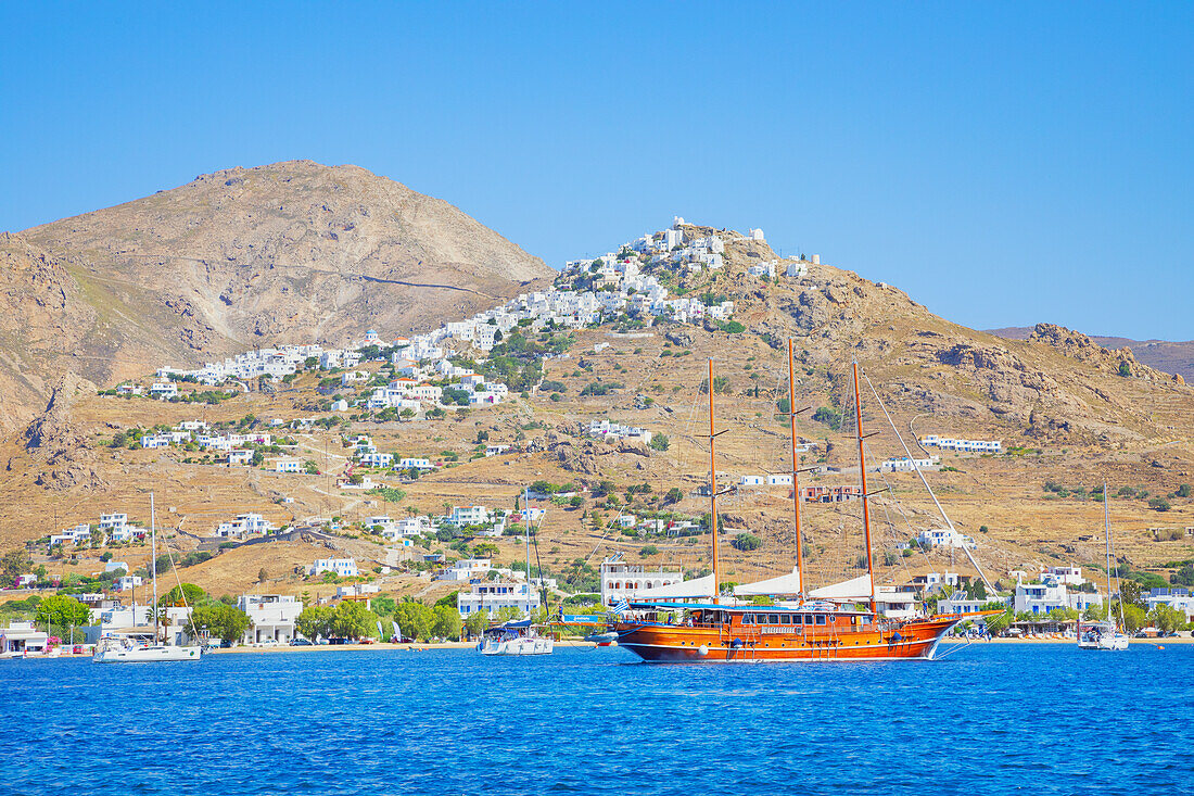  Blick auf den Hafen von Livadi und das auf einer Klippe gelegene Dorf Chora, Livadi, Insel Serifos, Kykladen, Griechenland 