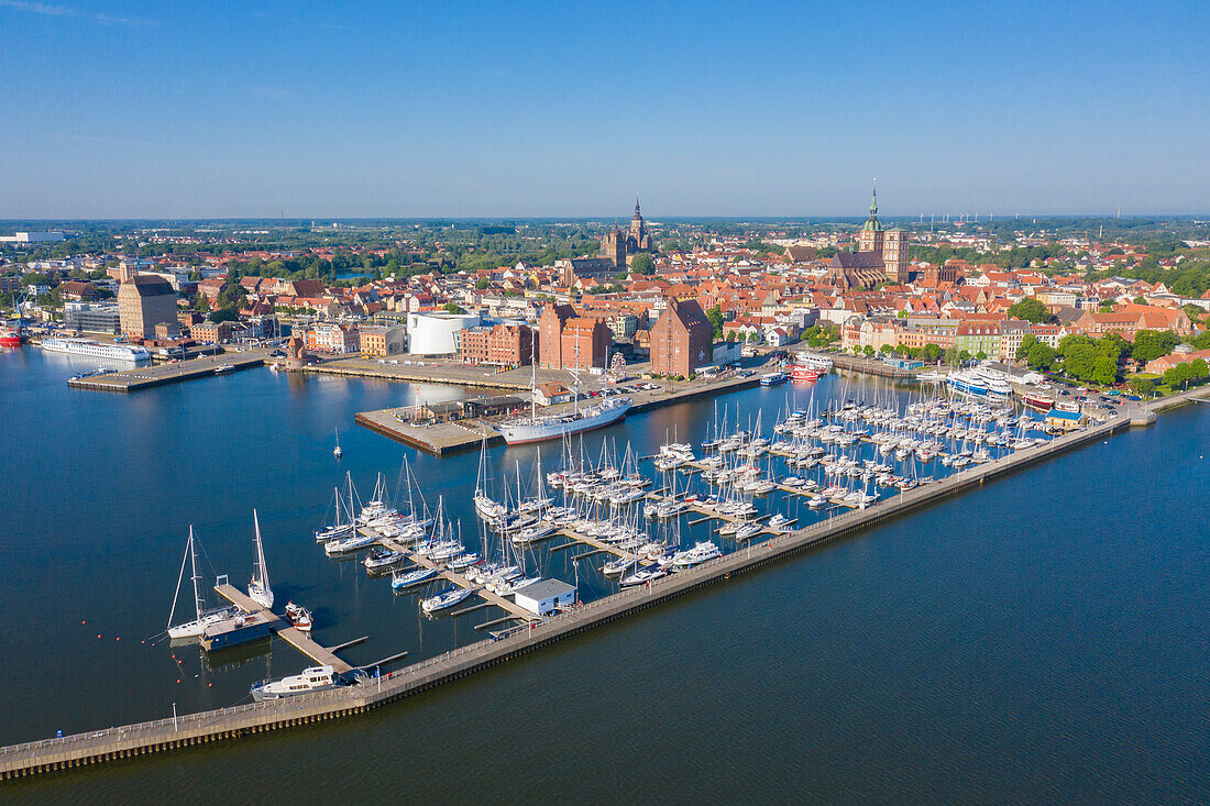 Blick auf Hafen von Stralsund, Sommer, Mecklenburg-Vorpommern, Deutschland